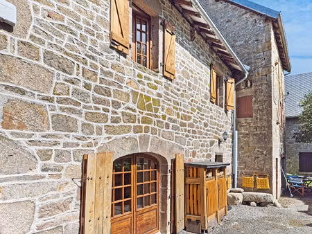 corrèze. saint-augustin. maison de village en pierre de 3 chambres  en parfait état.