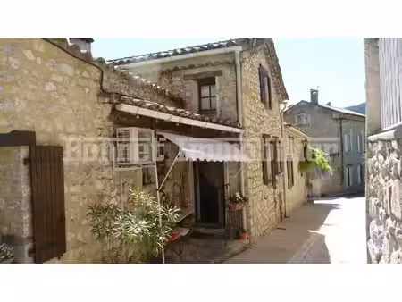 maison de village en pierre en très bon état