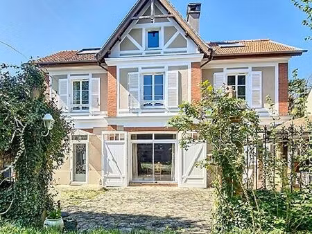 maison familiale de caractère 198m2 avec jardin arboré à 5 min de la gare à pied