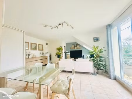 charmant appartement de 60 06 m² au coudray-montceaux - 7 minutes à pied de rer d