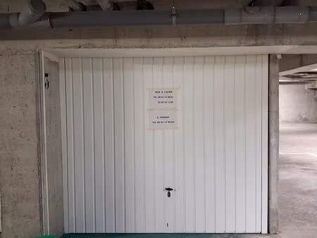 box dans parking sécurisé