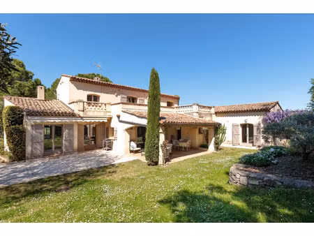villa de luxe à vendre dans le quartier vallée verte-issarts-vignasses