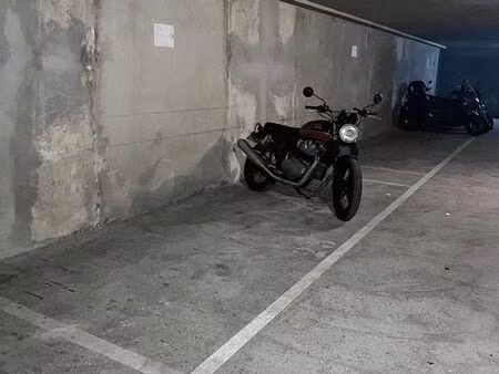place parking moto scooter