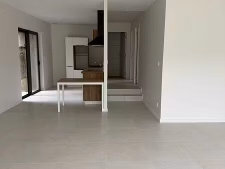 logement 100m2 dans maison en pierre rénovée