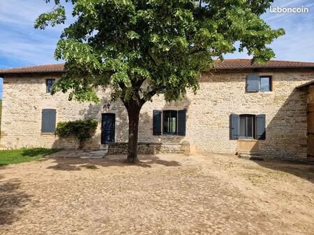 loue ancienne maison rénovée sur les hauteurs d'anse