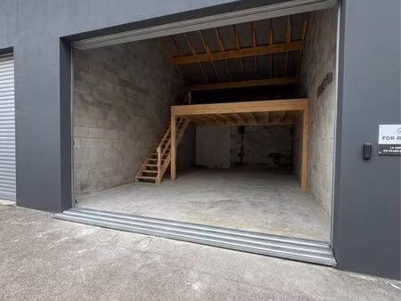dépôt 42 m² + mezzanine possible (24 m²) – idéal artisan/stockage – givors