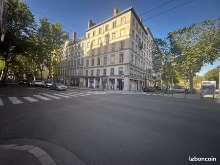 commerce habillement/textile 70 m²
