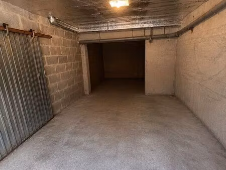 garage fermé à louer – 28 m² – privas