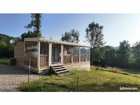 mobil-home ou chalet dans camping naturiste
