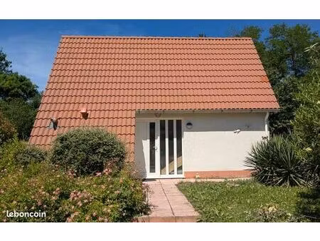 maison  100 m2  sur parc avec piscine  tennis  etc