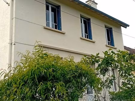 maison meublée à l'année avec grand jardin arboré au calme