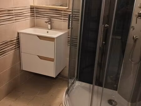 maison de ville■au rez-de-chaussée  un salon avec poêle à pellet donnant sur la cuisine ou