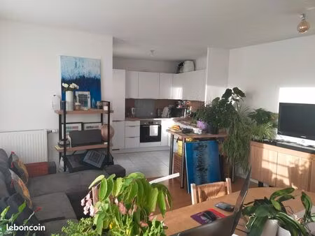 t3 lumineux traversant est-ouest avec balcon & parking