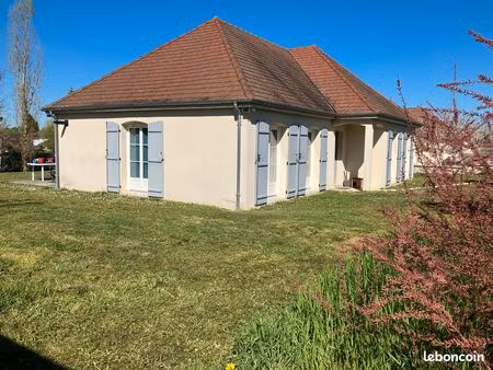 maison récente de plain pied avec grand terrain et garage