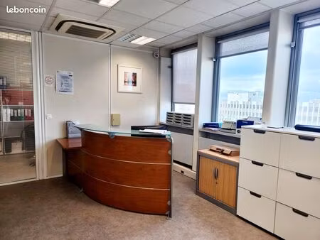 bureaux entièrement équipés et climatisés : à partir de 860 /mois;