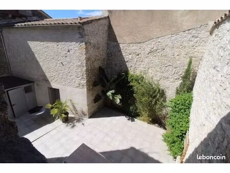 les anciennes écuries des remparts avec son grand patio de 80 m2 environ