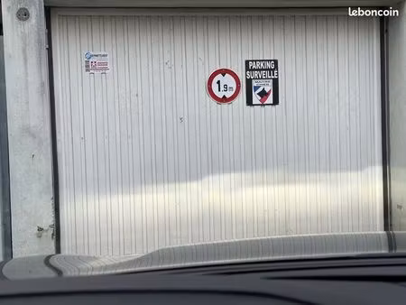 place de parking fermée à louer