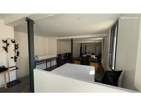 à louer : ancien loft transformé en bureau + local d'activité au sous-sol + cour semi-priv