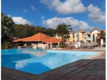 à louer t2 dans résidence piscine à sainte-anne