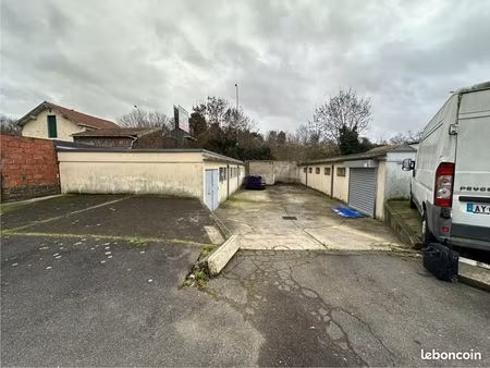 local 500 m² stains