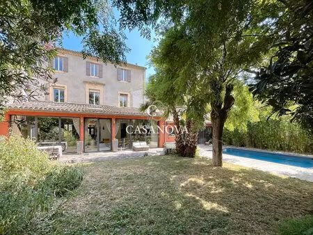 maison de caractere avec jardin et piscine. grand garage. centre-ville tous commerces....