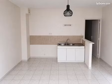 a louer appartement t2 de 30 m2 en carrez non meublé + place de parking + cave