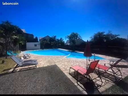 1 chambre avec balcon dans maison mitoyenne avec piscine et petit jardin