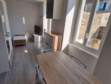 studio meublé rénové – hyper centre de cognac – climatisation – fibre – disponible