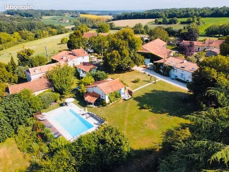 longère traditionnelle en pierre rénovée à vendre : maison avec 3 gîtes détachés  piscine 