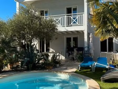 maison avec piscine et jardin