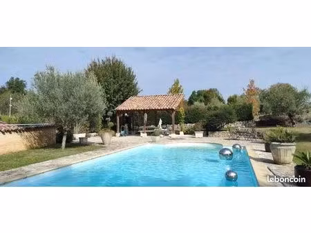 maison en pierre avec dépendances