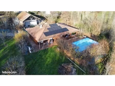 charmante maison en bois de plain-pied avec piscine et parc arboré