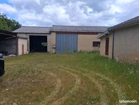 hangar artisanal 350 m². + maison 120 m². à rénover sur parcelle clôturé de 2500 m²
