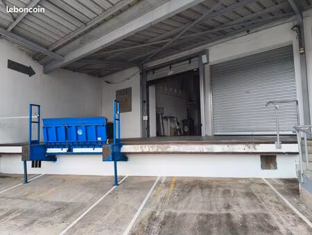local industriel 1400 m2 climatisé avec quai de chargement