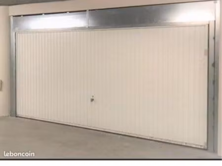 grand garage 2 véhicule + espace de stockage