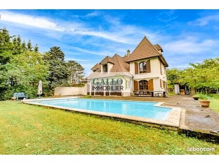 maison 8 pièces 237 m²