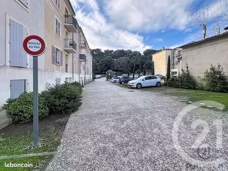 parking 10 m² villeneuve les avignon