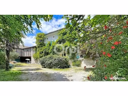 villa 6 pièces 251 m²