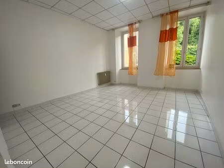 t2 lumineux au rez-de-chaussée à port launay - 565 (charges dont chauffage compris)
