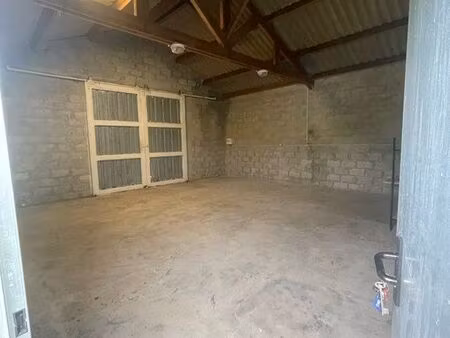 location hangar/garage/local