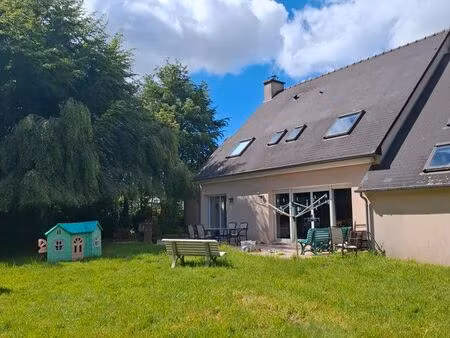 belle maison avec jardin arboré
