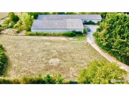 ensemble immobilier terrain 3000 m2 + entrepôt et bureaux 1400 m2