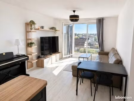 t2 lumineux – dernier étage – grande terrasse – parking sécurisé