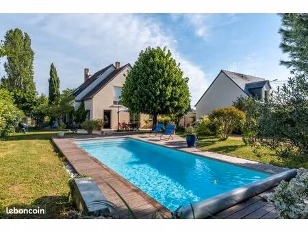 belle maison familiale avec piscine et jardin paysager — fondettes centre
