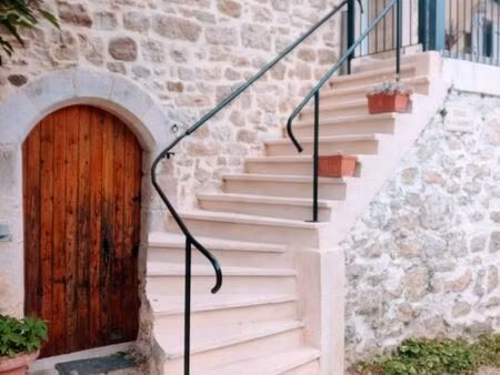 belle maison en pierre 150m2 + 100 m2 de caves voutéees