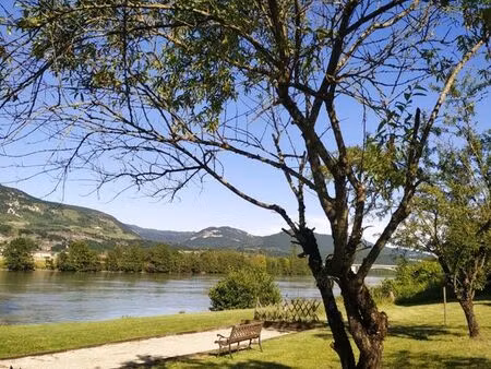 maison unique au bord de l'eau en deux logements cadre nature