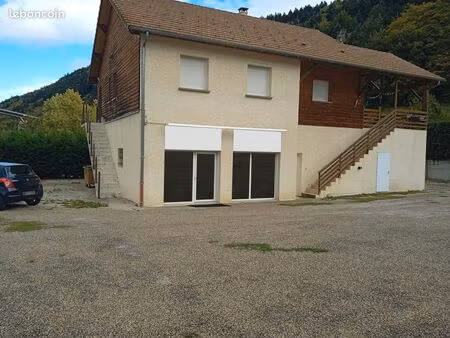vente bâtiment avec local 160 m² + appartement 115 m² + parkings 1250 m²