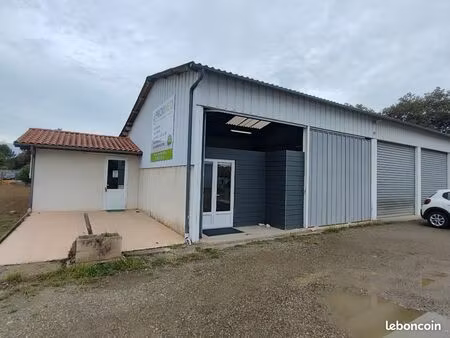 bâtiment commercial et industriel