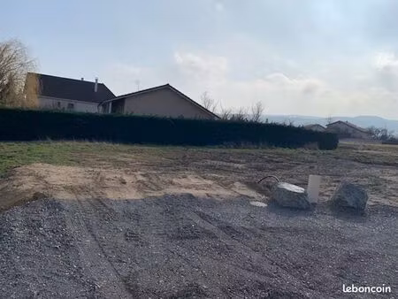 terrain constructible 642m2 champdieu