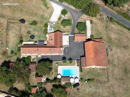 propriété familiale  avec nombreuses dépendances et piscine